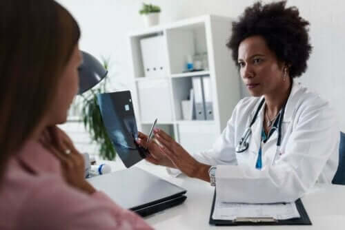 Arts en patiënt in gesprek