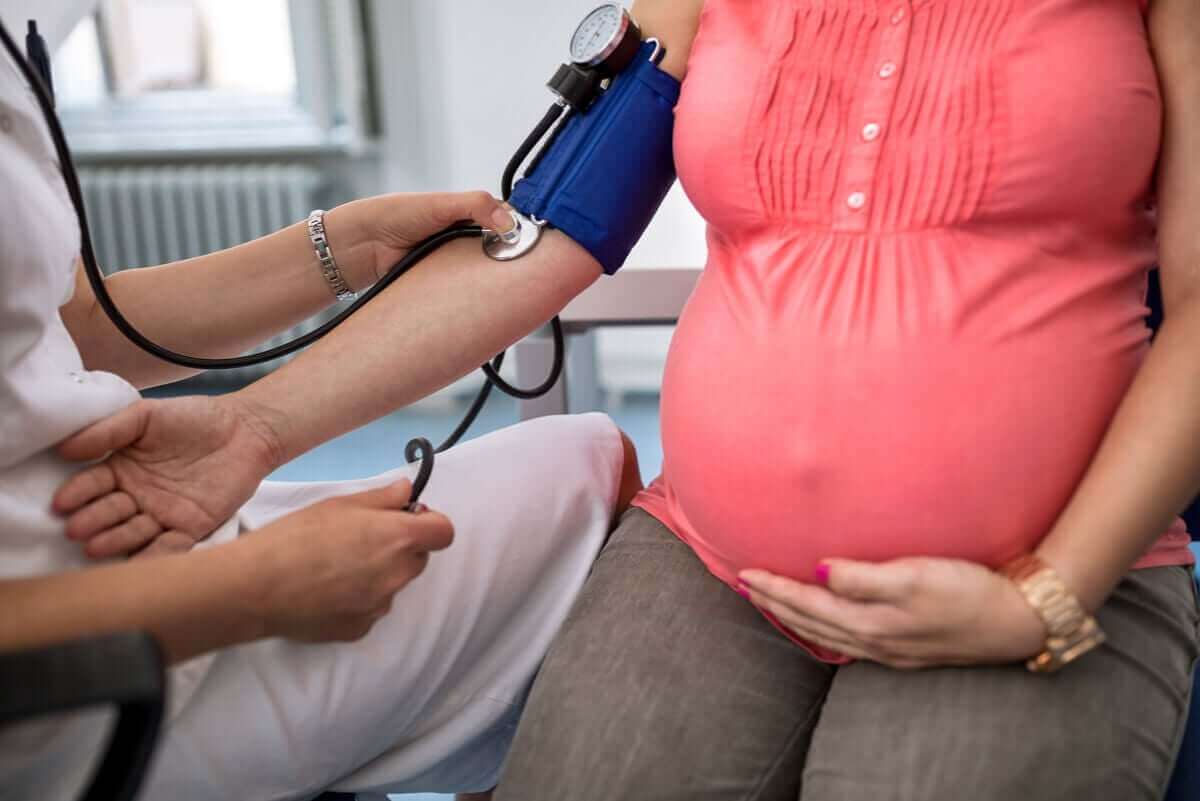 Zwangere vrouw krijgt een bloeddrukmeting