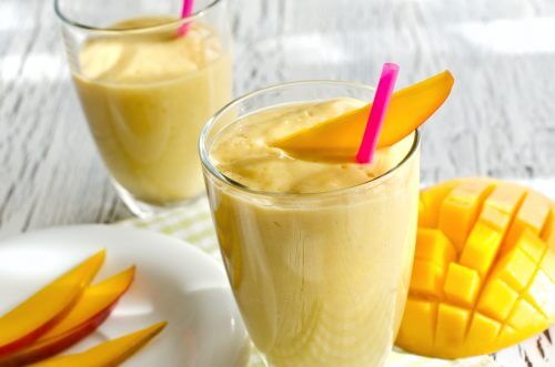 Citrussmoothie met kurkuma wortel, sinaasappel en mango