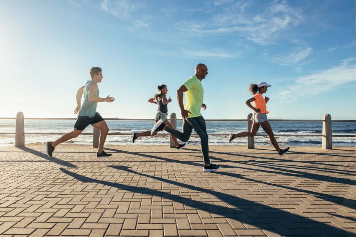 Mensen langs het strand aan het rennen