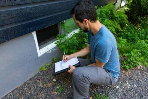 Inspectie van schimmel in en rond het huis