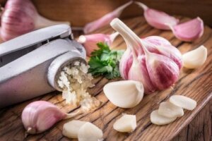 Je cholesterol verlagen met knoflook: 3 huismiddeltjes
