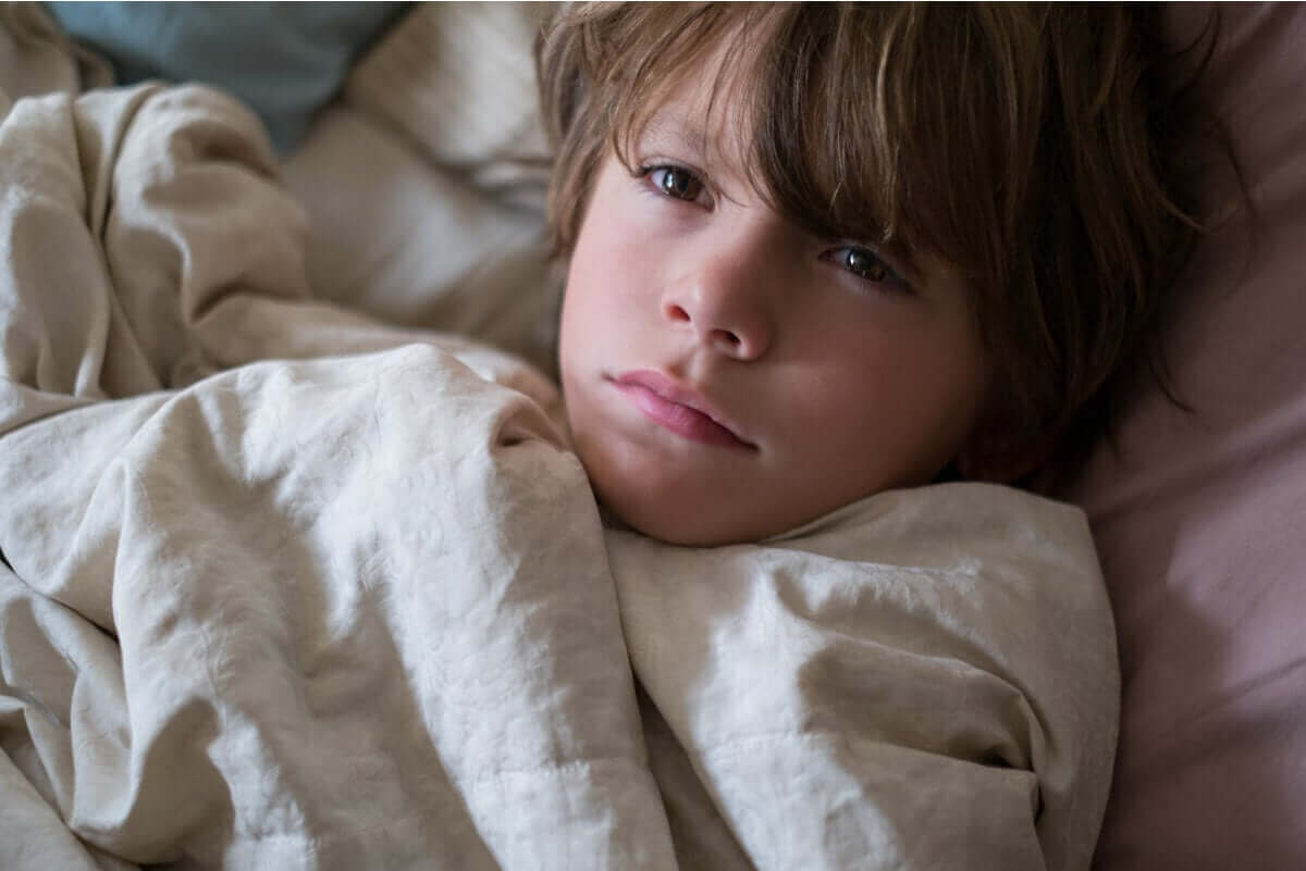 Jongen ligt wakker in bed