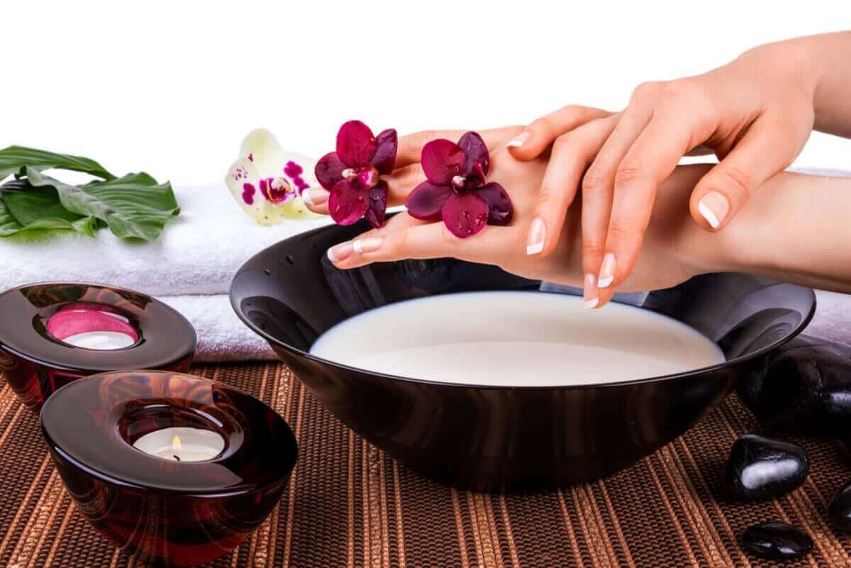 Handen en een karnemelkmasker