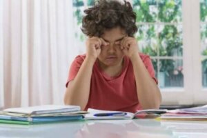 Donkere kringen onder de ogen van kinderen