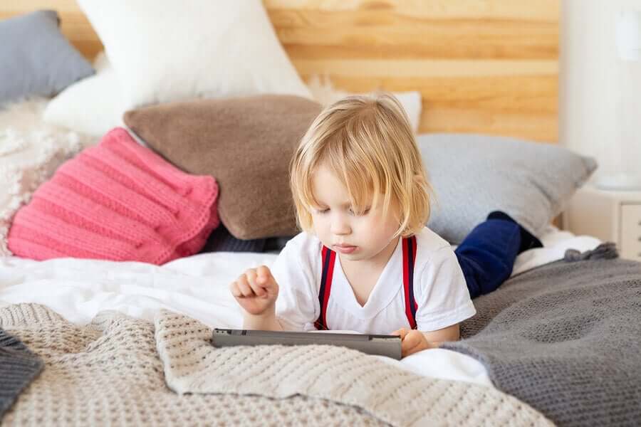 Kind speelt op een tablet