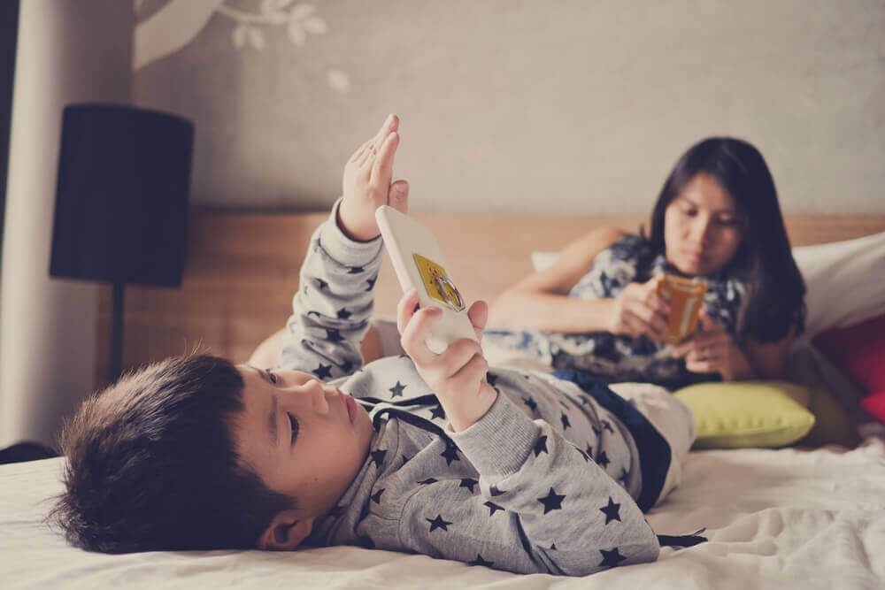 Kinderen verdiept in hun smartphone