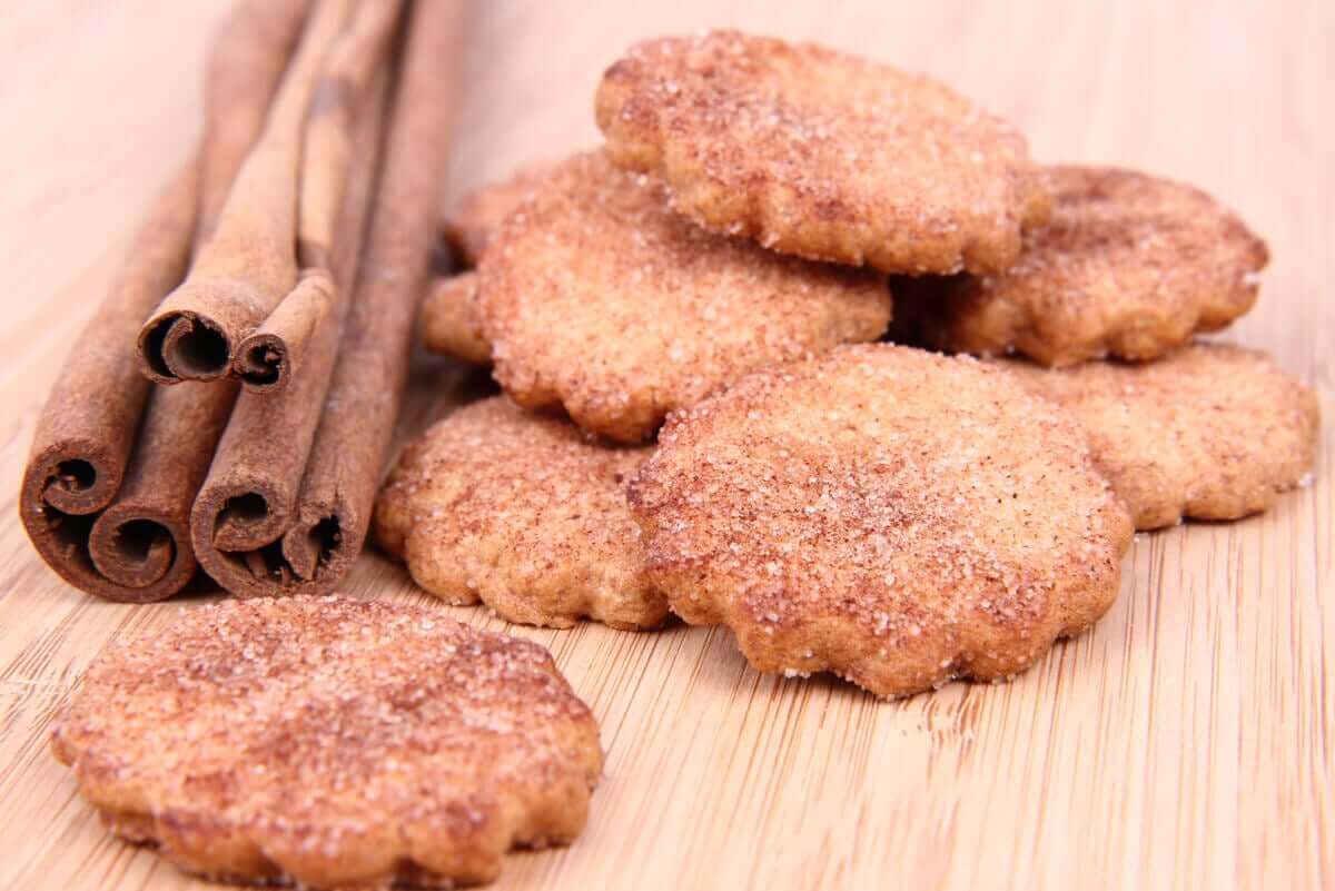 Kaneelstokjes en koekjes