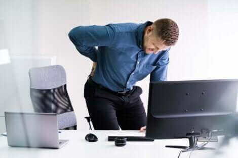 Man met een hernia