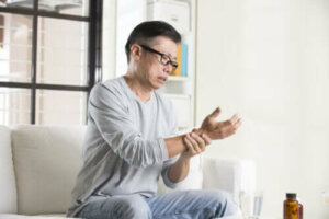 Wat is de oorzaak van gevoelloze handen?