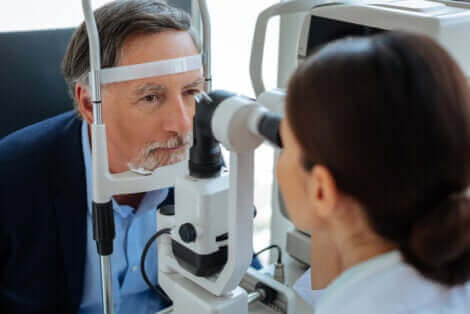 Man bij de optometrist