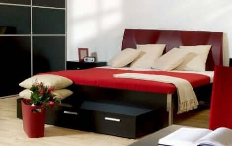 Rood is een van de trendy kleuren voor een slaapkamer