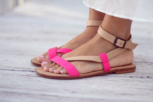 Voeten met sandalen