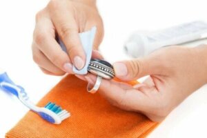 Hoe roestige sieraden schoon te maken