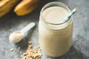 Een verzadigende smoothie met banaan en haver