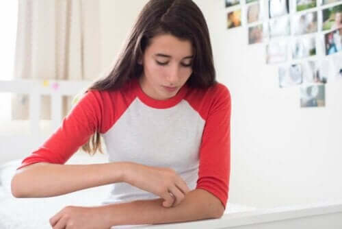 Tiener met jeukende arm