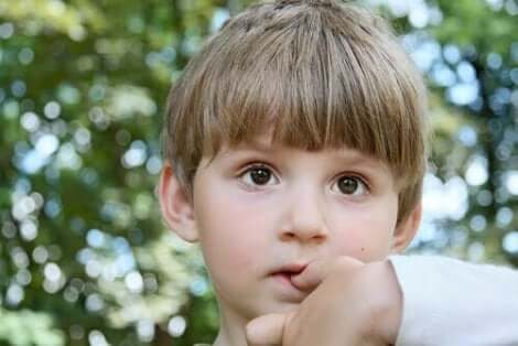Tips om te voorkomen dat kinderen op hun nagels bijten