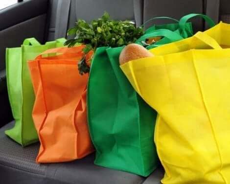 Veelkleurige stoffen tassen vol boodschappen