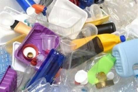 Verschillende soorten plastic die mensen gebruiken