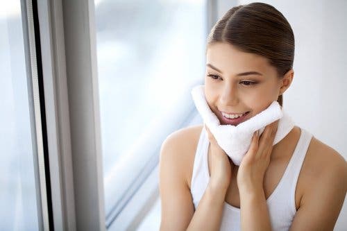 Vrouw heeft net haar gezicht gewassen