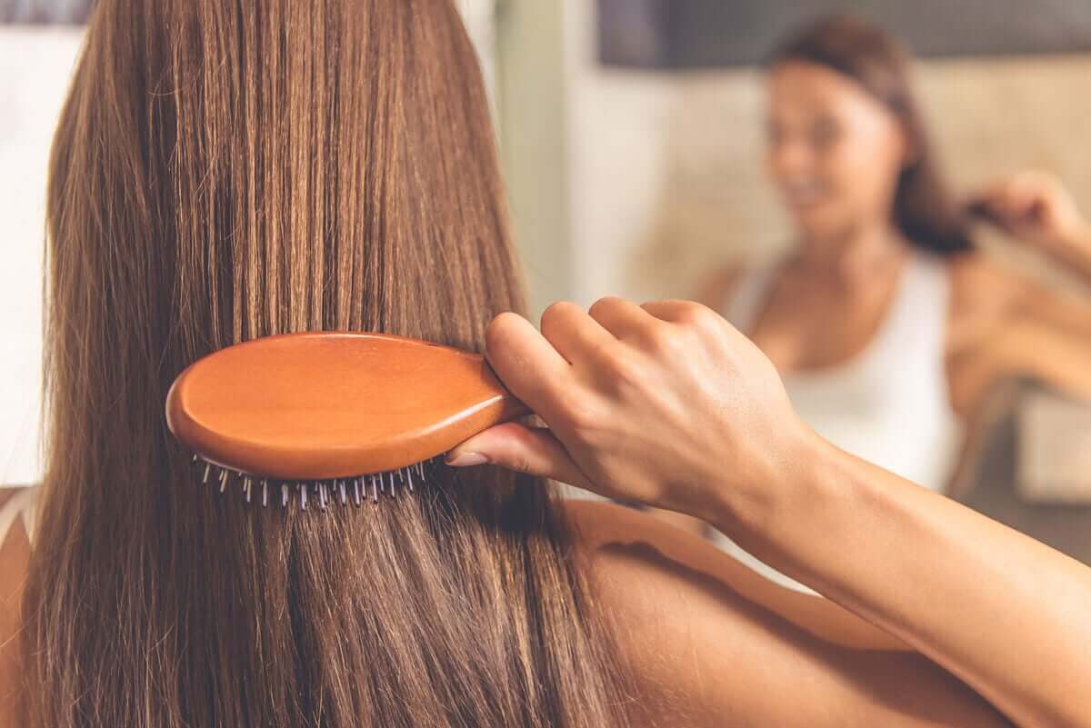 Vrouw die haar haar borstelt