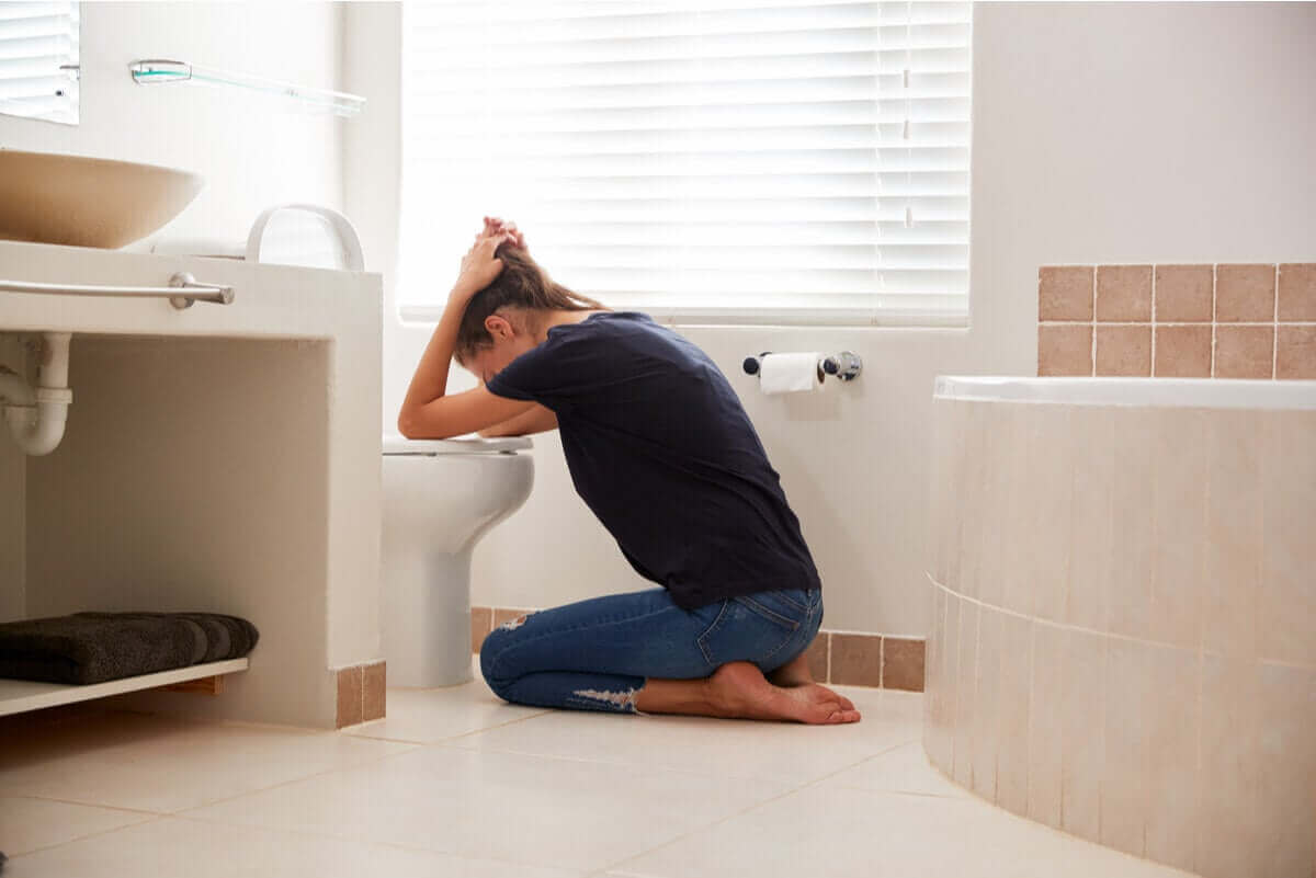 Vrouw met boulimia bij het toilet