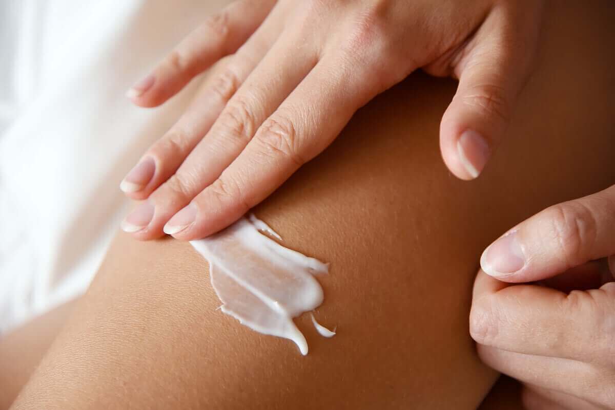 Vrouw brengt lotion aan
