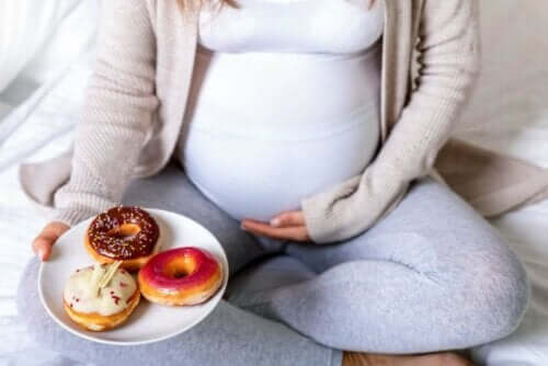 Zwangere vrouw met ongezond dieet