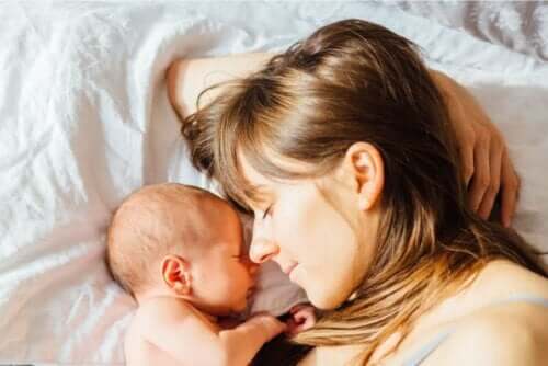 Baby slaapt bij moeder