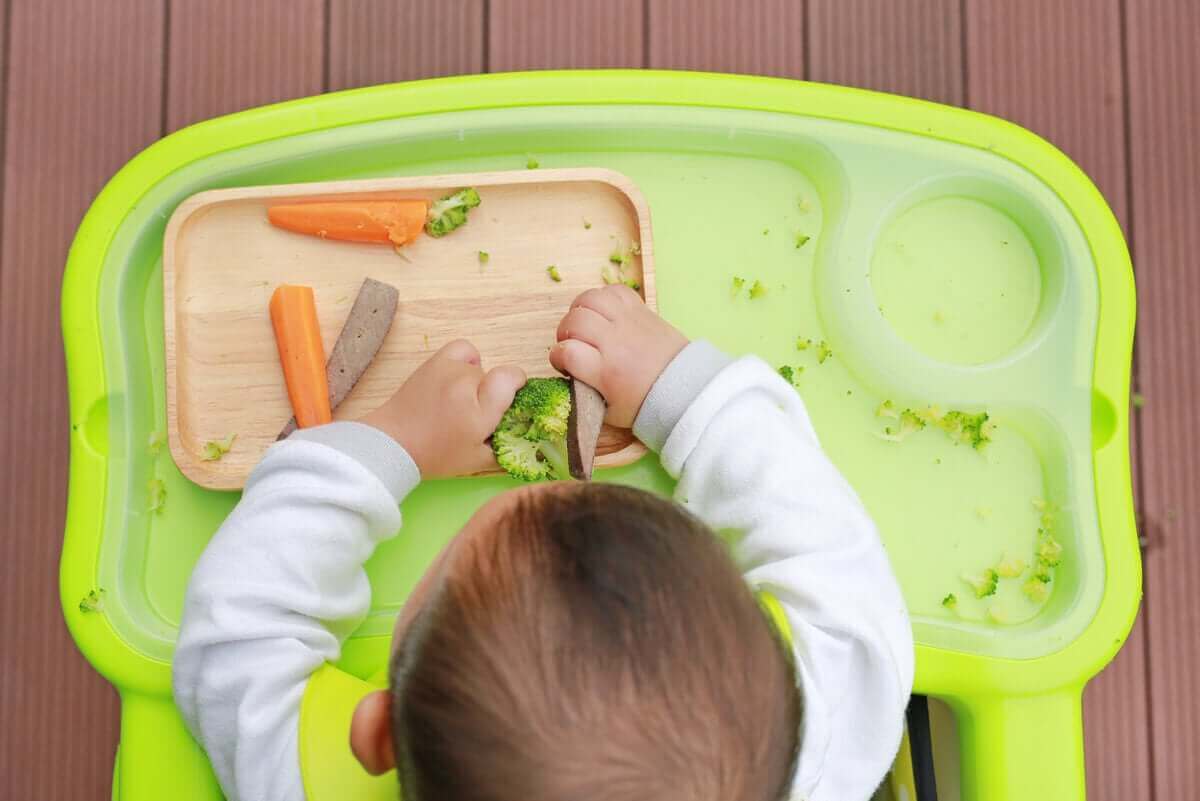 Het is ok als een baby met zijn eten wil spelen