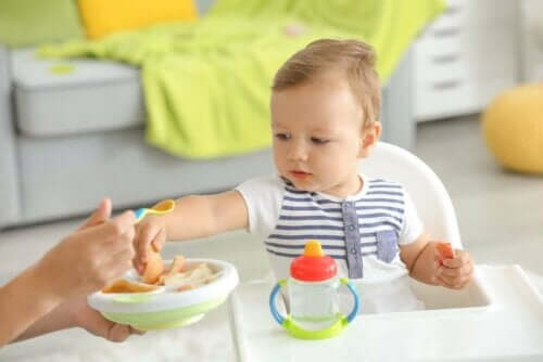 Alles over het introduceren van vast voedsel bij baby's