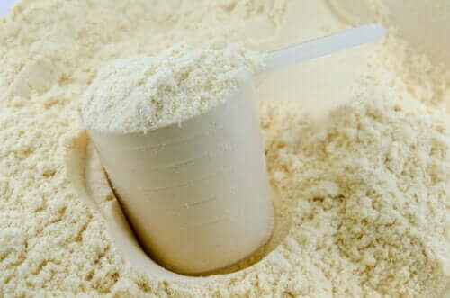 Melkpoeder en een plastic schepje