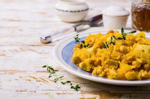 Hoe maak je curry met kikkererwten en basmatirijst