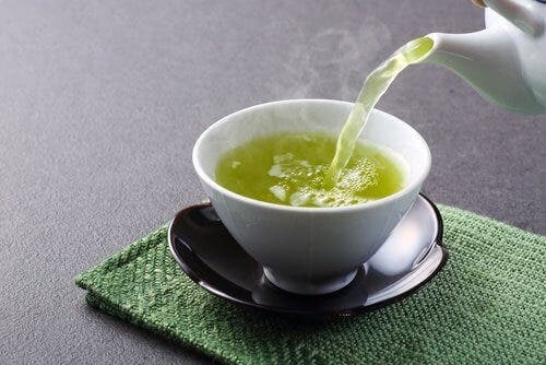 Groene thee helpt ook je lichaam te hydrateren