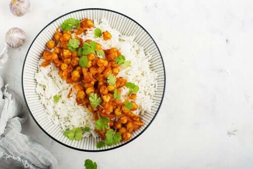 Hoe maak je curry met kikkererwten en basmatirijst?