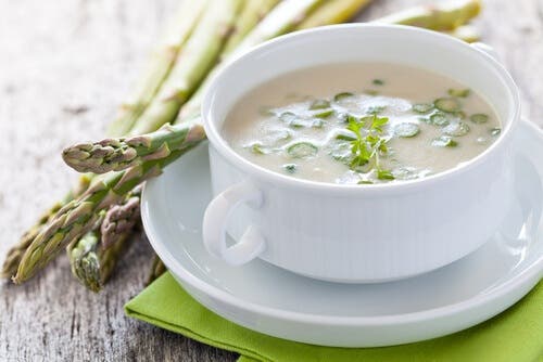 Kop soep gemaakt met groene asperges
