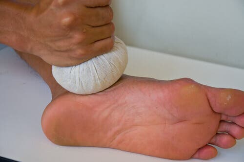 Ontdek 5 remedies voor hielspoor zoals een koud kompres
