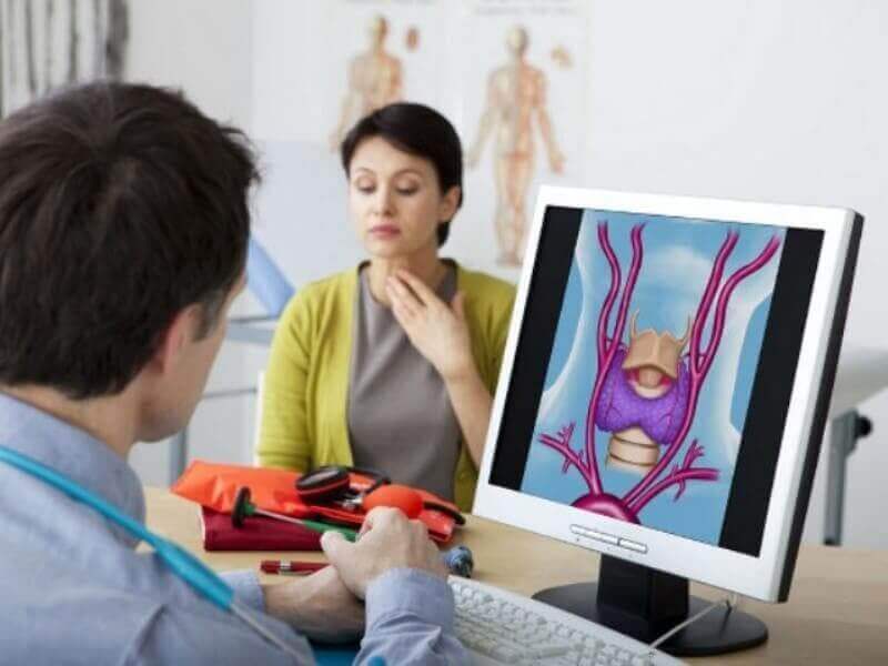 Vrouw met schildklierprobleem bij de dokter