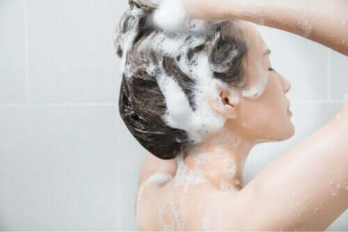 Gebruik niet te veel shampoo om je vette haar te wassen