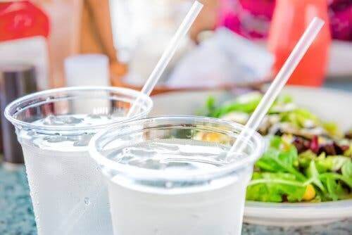 Drankjes met plastic rietjes