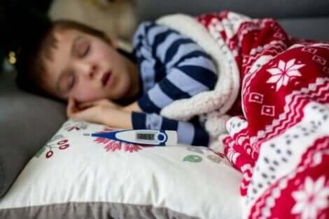 Een jongen met koorts die slaapt