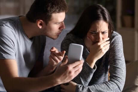 Een man die de telefoon van zijn vriendin doorzoekt