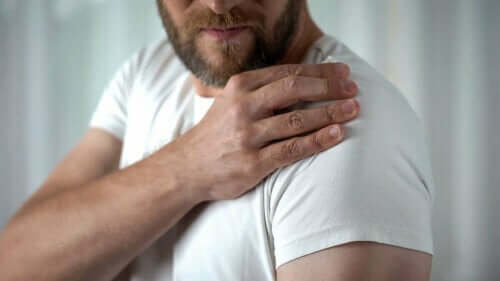 Een man die naar zijn schouder kijkt