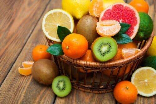 Mand met allerlei fruit