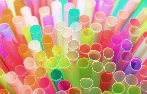 Kleurrijke plastic rietjes