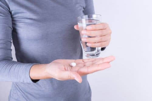 Glas water en pijnstillers