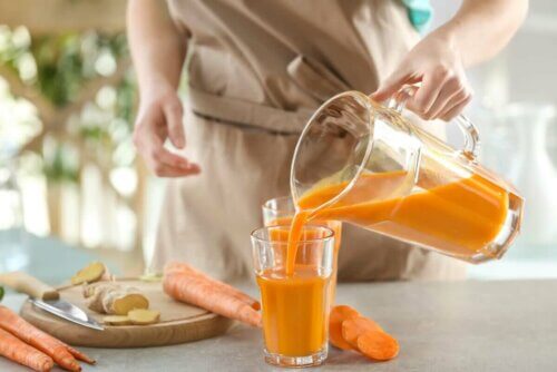 Karaf met een oranje smoothie