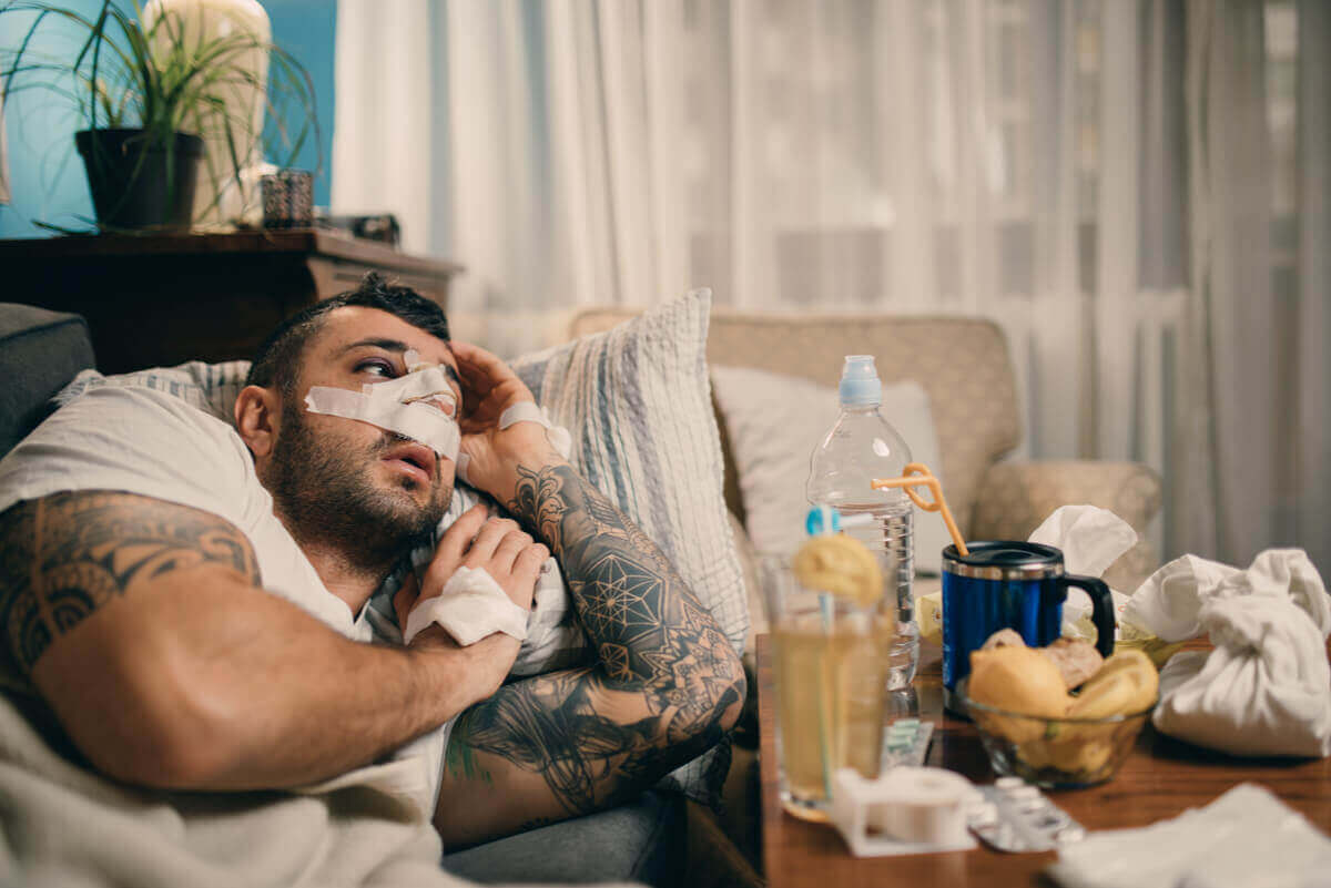 Man met verband op zijn neus