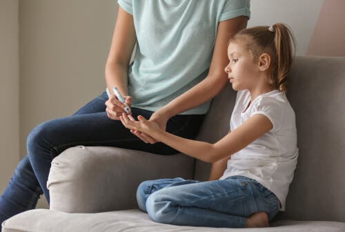 Meisje moet haar bloed controleren