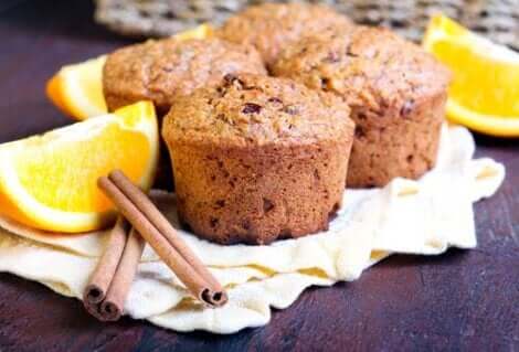 Muffins met sinaasappel en kaneel